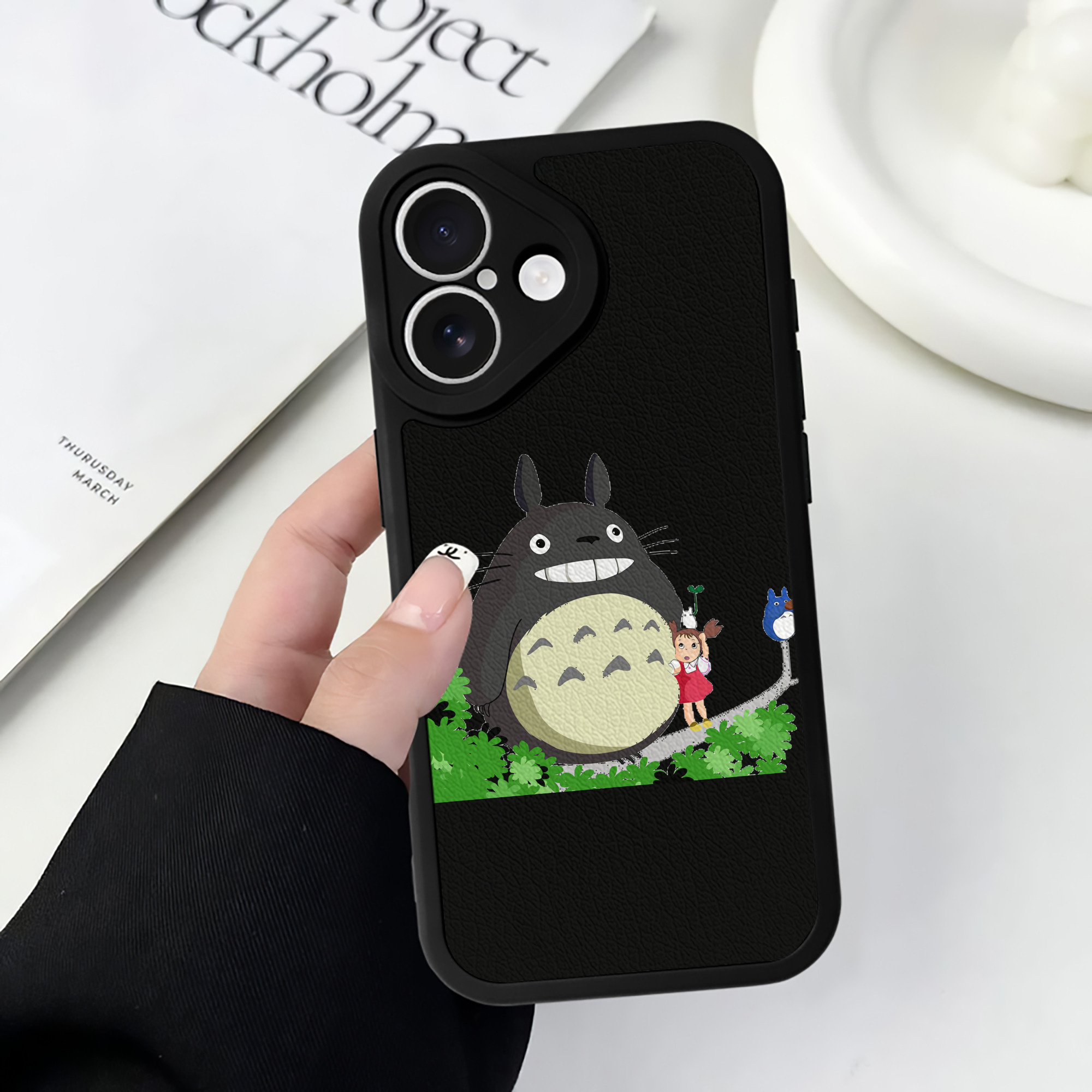 （画像用） となりのトトロ 草壁メイ 草壁サツキ My Neighbor Totoro Satsuki Kusakabe Mei Kusakabe 【iPhone 16シリーズ対応】シリコンスマホケース（レザー調） 材質：シリコン